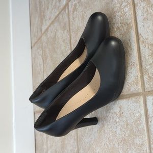 NWT Clarks leather pumps